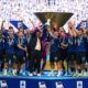 Pemain Inter Milan merayakan gelar double winner Serie A dan Coppa Italia musim 2025/2026 bersama trofi juara di Stadion Giuseppe Meazza.