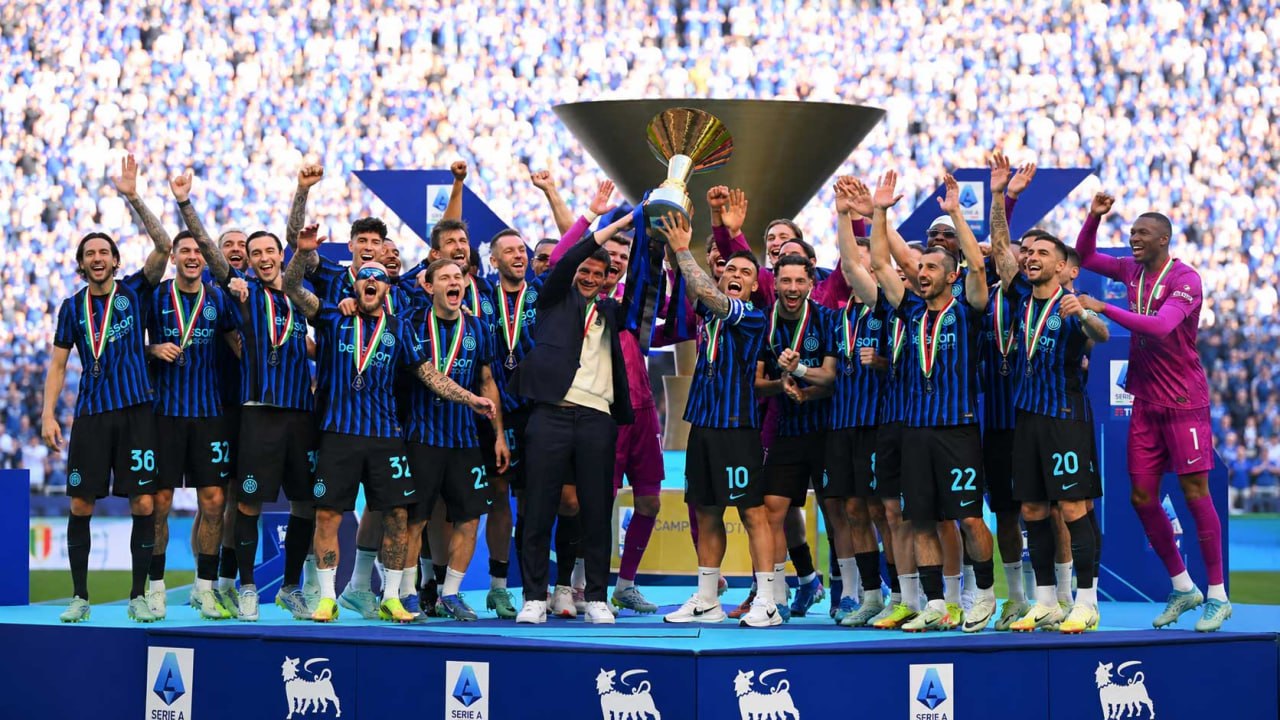Pemain Inter Milan merayakan gelar double winner Serie A dan Coppa Italia musim 2025/2026 bersama trofi juara di Stadion Giuseppe Meazza.
