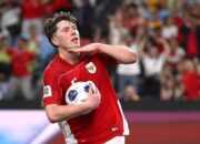 Ole Romeny dikerumuni bocah penjual gelang saat berada di Lombok dalam momen viral yang ramai dibicarakan pecinta sepak bola Indonesia.