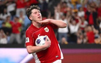 Ole Romeny dikerumuni bocah penjual gelang saat berada di Lombok dalam momen viral yang ramai dibicarakan pecinta sepak bola Indonesia.