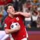 Ole Romeny dikerumuni bocah penjual gelang saat berada di Lombok dalam momen viral yang ramai dibicarakan pecinta sepak bola Indonesia.