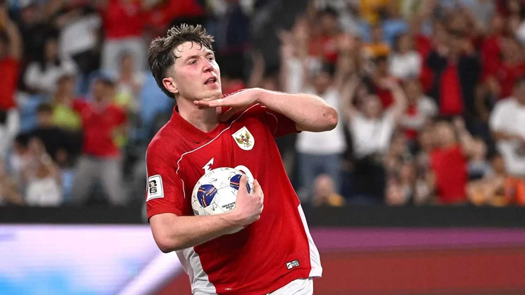 Ole Romeny dikerumuni bocah penjual gelang saat berada di Lombok dalam momen viral yang ramai dibicarakan pecinta sepak bola Indonesia.