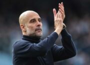Pep Guardiola memberikan instruksi kepada pemain Manchester City di tengah rumor dirinya akan meninggalkan klub pada akhir musim 2025/2026.