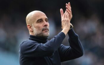Pep Guardiola memberikan instruksi kepada pemain Manchester City di tengah rumor dirinya akan meninggalkan klub pada akhir musim 2025/2026.