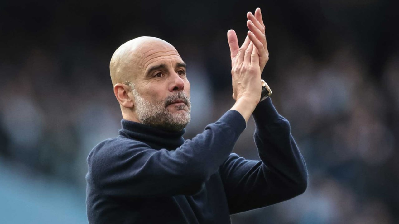 Pep Guardiola memberikan instruksi kepada pemain Manchester City di tengah rumor dirinya akan meninggalkan klub pada akhir musim 2025/2026.