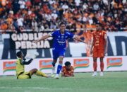 Adam Alis merayakan gol Persib ke gawang Persija