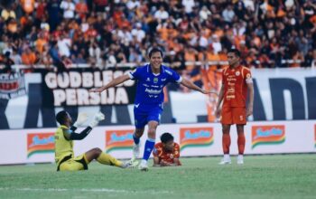 Adam Alis merayakan gol Persib ke gawang Persija