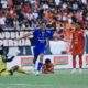 Adam Alis merayakan gol Persib ke gawang Persija