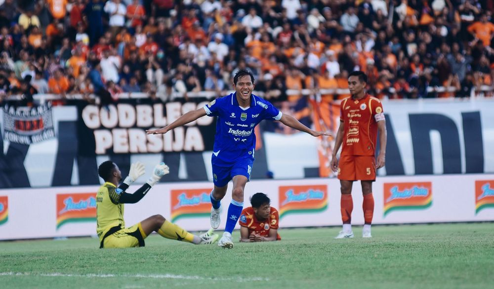 Adam Alis merayakan gol Persib ke gawang Persija