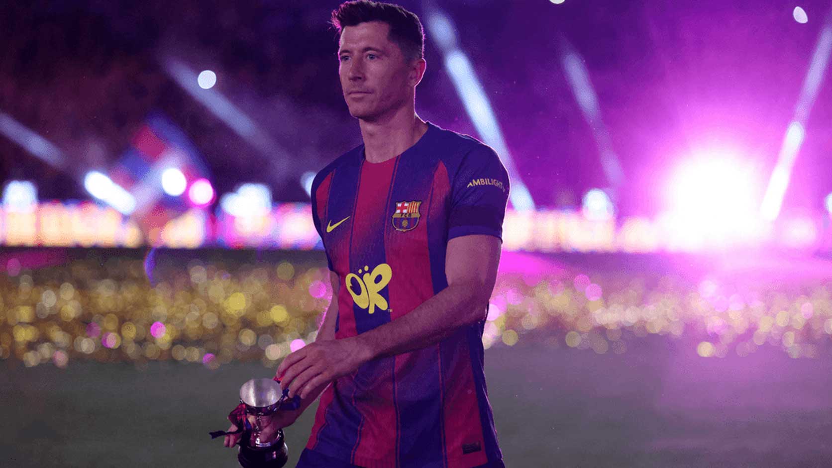 Robert Lewandowski memberikan salam perpisahan kepada fans Barcelona di Camp Nou usai pertandingan kandang terakhir bersama Blaugrana.