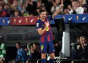 Robert Lewandowski memberikan salam perpisahan kepada fans Barcelona di Camp Nou usai pertandingan kandang terakhir bersama Blaugrana.
