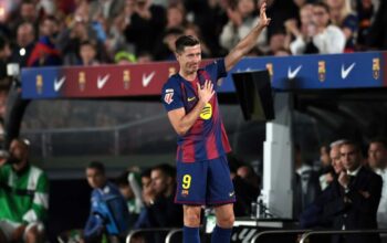 Robert Lewandowski memberikan salam perpisahan kepada fans Barcelona di Camp Nou usai pertandingan kandang terakhir bersama Blaugrana.