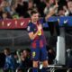 Robert Lewandowski memberikan salam perpisahan kepada fans Barcelona di Camp Nou usai pertandingan kandang terakhir bersama Blaugrana.