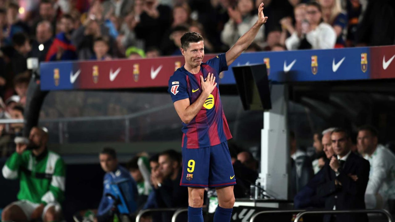 Robert Lewandowski memberikan salam perpisahan kepada fans Barcelona di Camp Nou usai pertandingan kandang terakhir bersama Blaugrana.