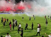 Pemain Persib Bandung mendapat pengawalan ketat usai kericuhan setelah pertandingan melawan PSM Makassar di BRI Liga 1 2025/2026.