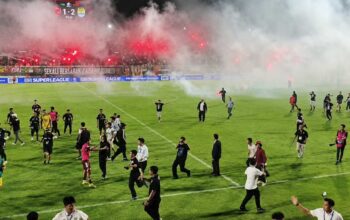 Pemain Persib Bandung mendapat pengawalan ketat usai kericuhan setelah pertandingan melawan PSM Makassar di BRI Liga 1 2025/2026.