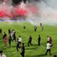 Pemain Persib Bandung mendapat pengawalan ketat usai kericuhan setelah pertandingan melawan PSM Makassar di BRI Liga 1 2025/2026.