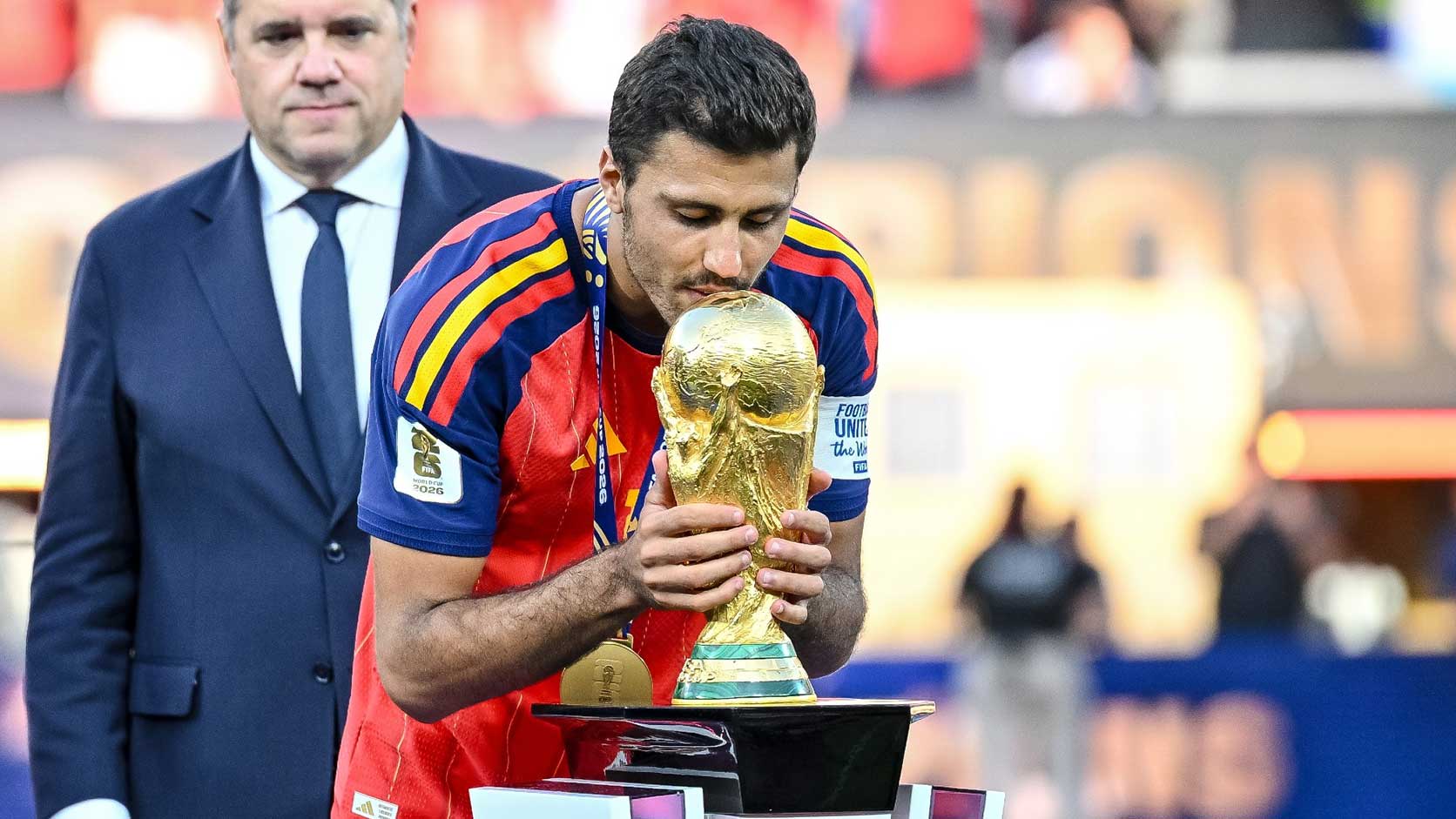 Rodri menerima penghargaan pemain terbaik Piala Dunia 2026 setelah membawa Spanyol menjadi juara dunia.