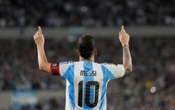 Update daftar top skor Piala Dunia 2026 yang dipimpin Lionel Messi dan Kylian Mbappe dengan delapan gol.