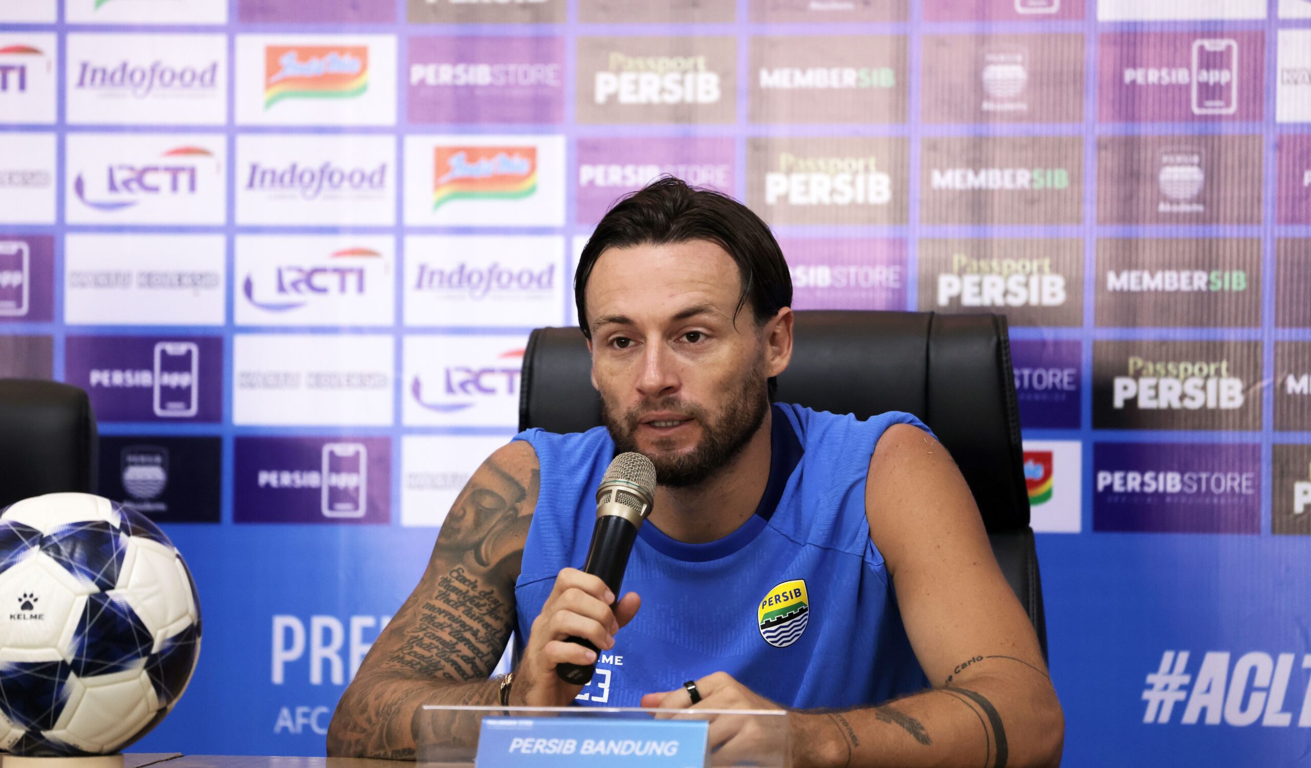 Foto terkait Persib Bandung dalam pertandingan sepak bola.