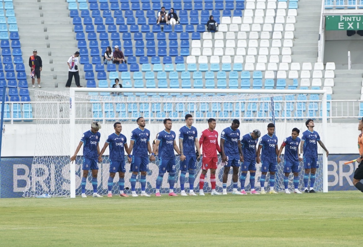 Arema vs Dewa United: Careca Memimpin Pesta Gol di Kanjuruhan — Arema FC players form a defensive wall during the match against Dewa United.