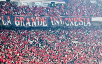 Suporter La Grande Indonesia saat final FIFA ASEAN Cup 2026 di SUGBK, Jakarta.