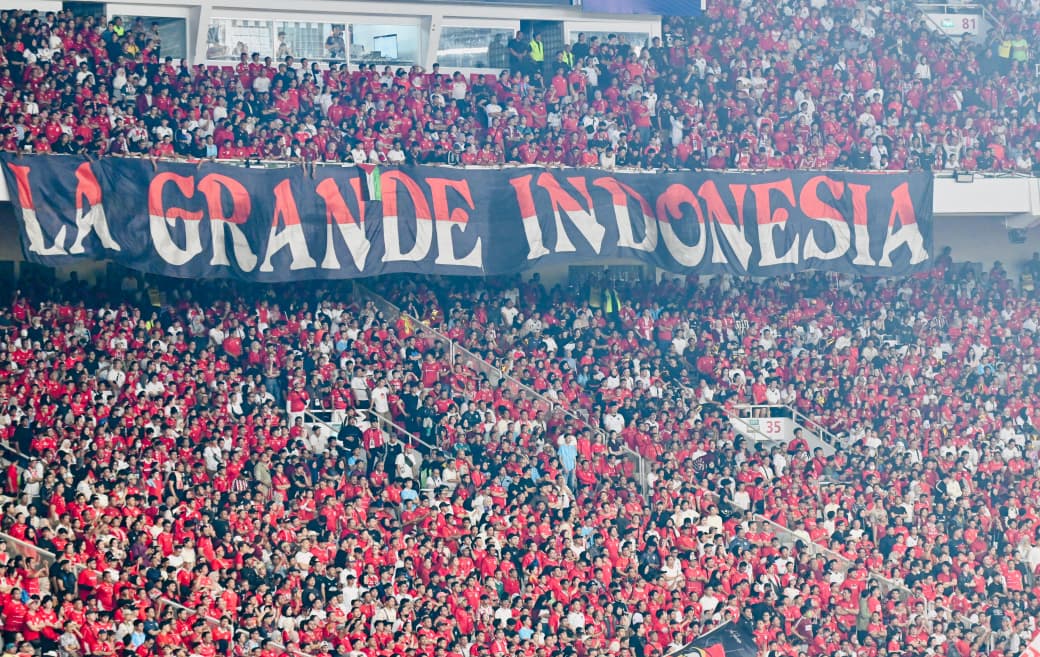Suporter La Grande Indonesia saat final FIFA ASEAN Cup 2026 di SUGBK, Jakarta.