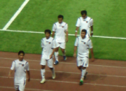 Pemain Persik Kediri dalam laga sepak bola untuk artikel pertahanan Persik