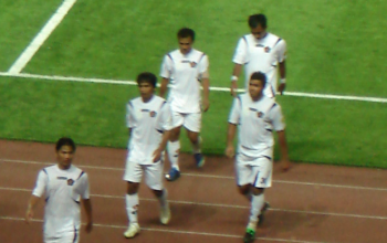 Pemain Persik Kediri dalam laga sepak bola untuk artikel pertahanan Persik