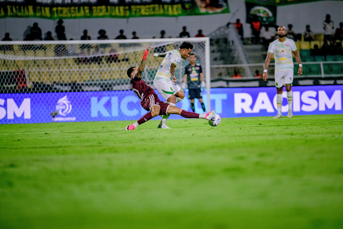 hasil PSM vs Persebaya 1-0 duel pemain Persebaya dan PSM